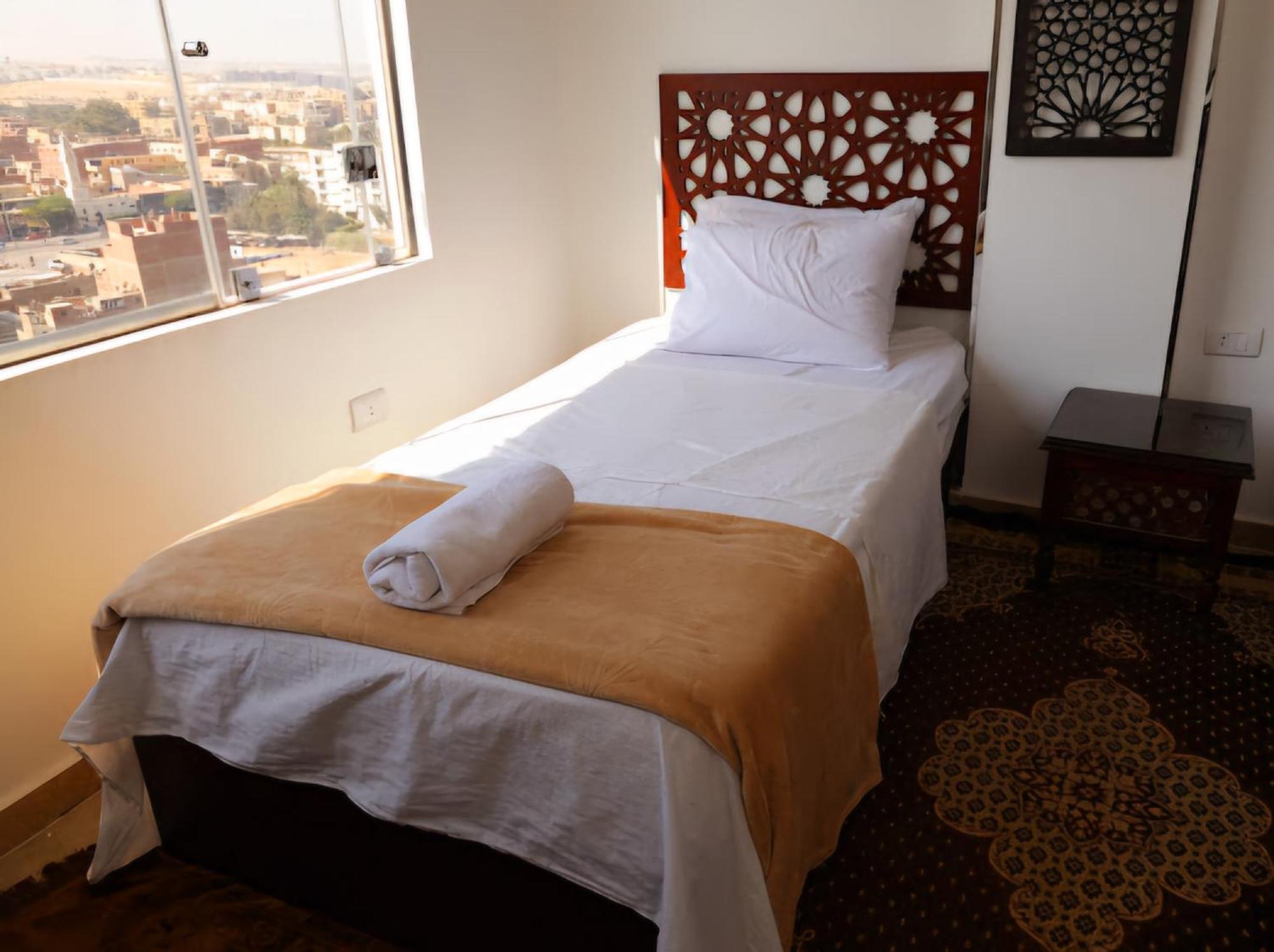 Oscar Pyramids View Hotell Nazlet el-Sîsi Rum bild